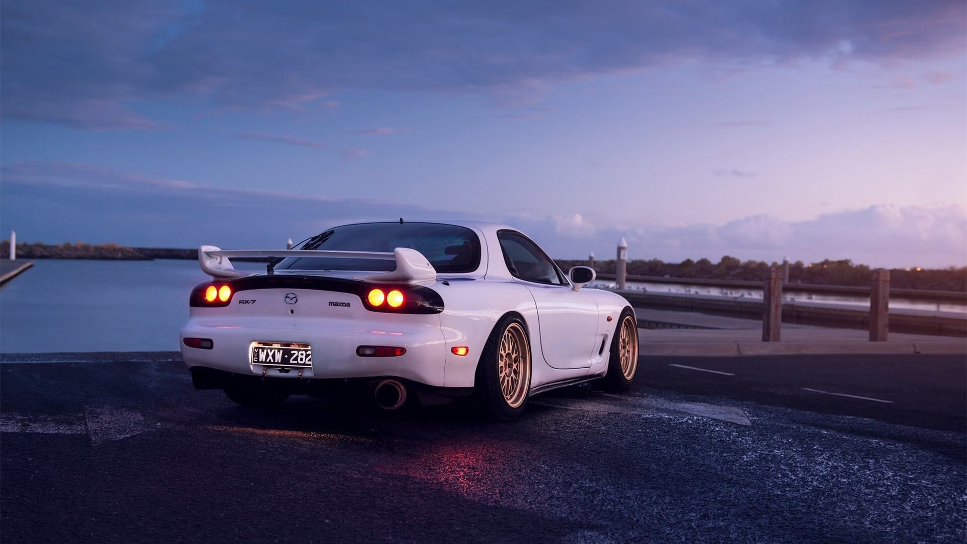 爱游戏登录-“跃山飞跃：悬崖与荒原的极速震撼”，飞跃山丘